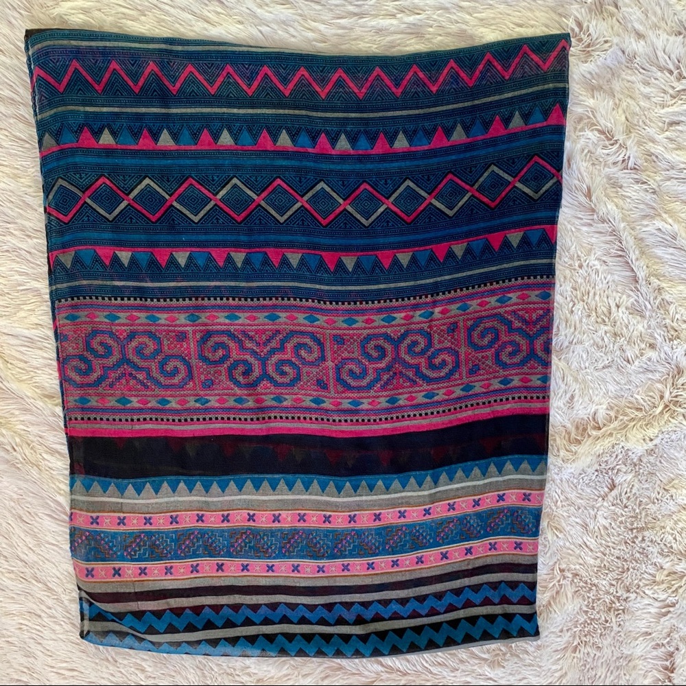 Geometric Patterned Infinity scarf - Picture 2 of 3